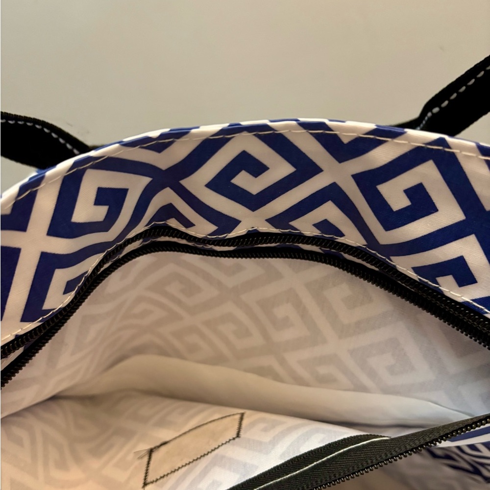 NWT Scout Weekender and Cosmetic Bag Set - Picture 6 of 11